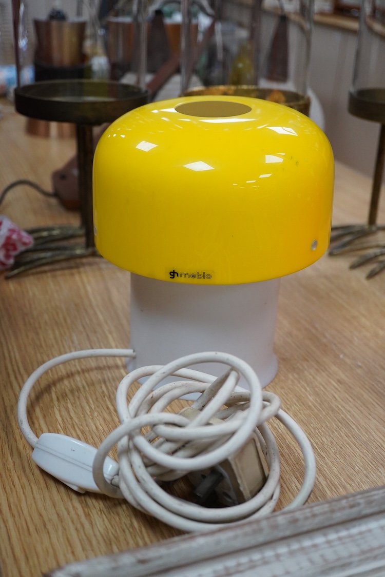 A 1970s yellow mushroom table lamp by Luigi Lassoni for Guzzini, 19cm